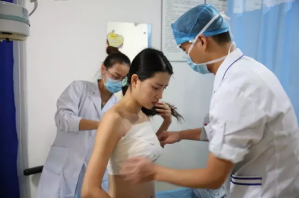 上海時光整形醫(yī)院何晉龍醫(yī)生做假體隆胸怎么樣？附案例對比圖