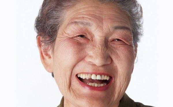 假體隆下巴表情自然嗎？